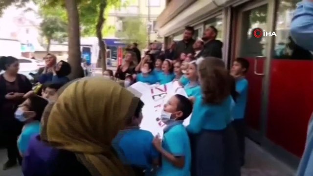 Lösemi hastası öğrenciye arkadaşlarının yaptığı sürpriz herkesi ağlattı