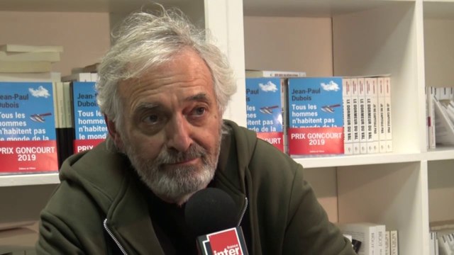 Jean-Paul Dubois, lauréat du prix Goncourt 2019 se dit grand fan de série : Ce que regarde la nouvelle génération est profondément dur. Les livres sont en retrait de ça, c'est un autre monde