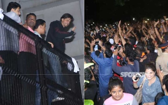 Shahrukh khan greets his fans outside Mannat on his birthday at night