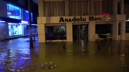 Sağanak yağış Marmaris’te hayatı felç etti