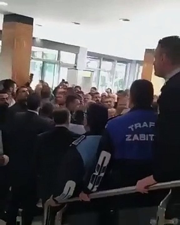 Açım aç, çocuğum aç diyen esnaf AKP'li belediyeyi bastı!