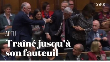 Le nouveau "speaker" de la Chambre des Communes Lindsay Hoyle  traîné jusqu'à son fauteuil
