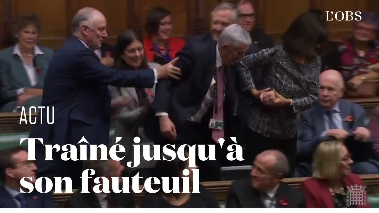 Le nouveau "speaker" de la Chambre des Communes Lindsay Hoyle  traîné jusqu'à son fauteuil