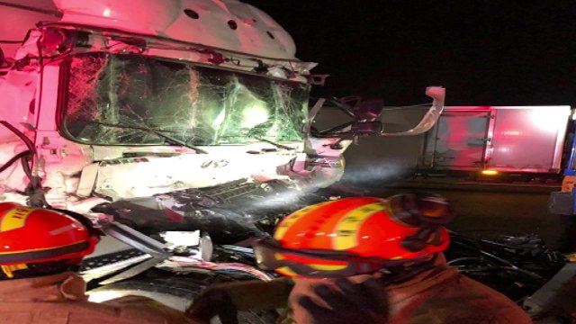 경부고속도로서 추돌 사고 잇따라...4명 사상 / YTN