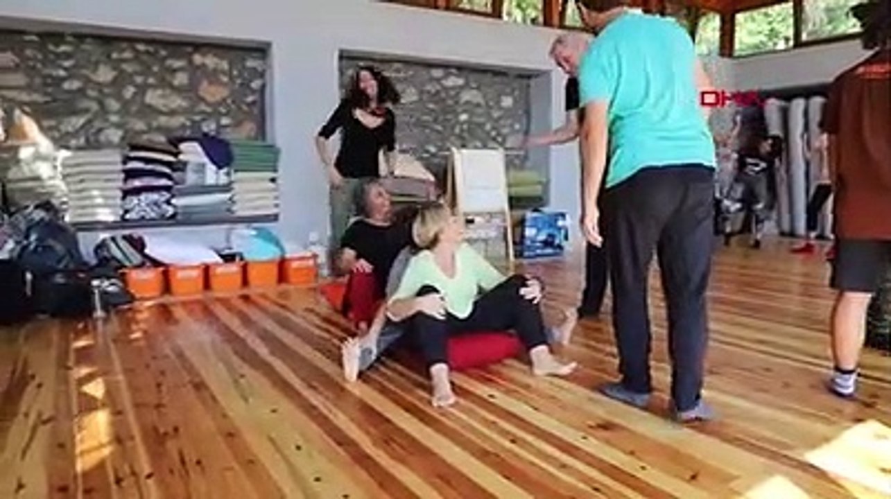 Oyuncu Tilbe Saran ve kadın girişimciler, 15 yıldır kullanılmayan ahırı tiyatro atölyesine dönüştürdü