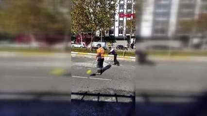 Sultangazi'de eline fırça alan genç temizlik işçisine yardım etti