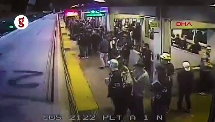 Görevli raylara düşen adamı son saniyede kurtardı