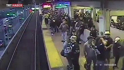 ABD'de tren raylarına düşen yolcu son anda kurtarıldı
