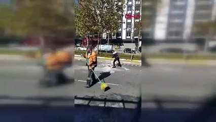 Sultangazi'de eline fırça alan genç, temizlik işçisine yardım etti