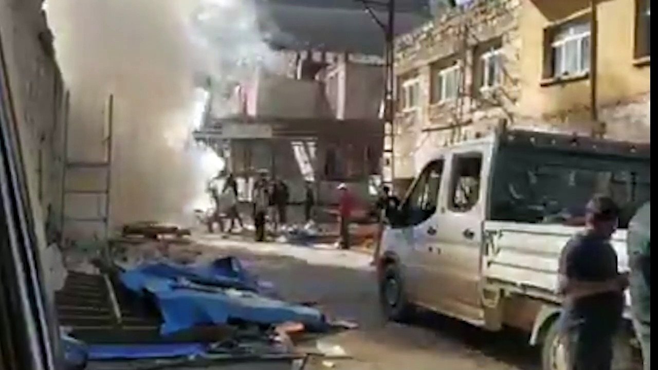 Yıkım kararı alınan Hasankeyf’in tarihi çarşısında esnaf iş yerini içindekilerle birlikte ateşe verdi