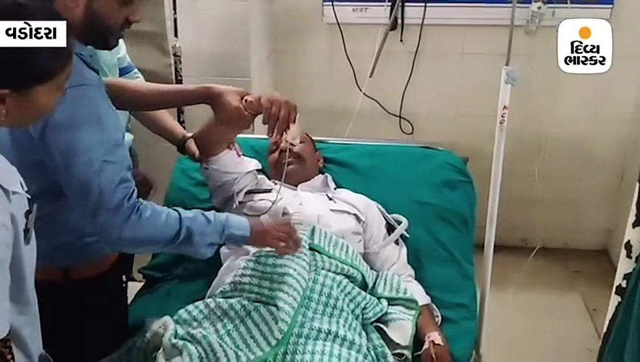 વડોદરામાં હેલ્મેટ ન પહેરેલા યુવાનને પકડવા જતા પ...