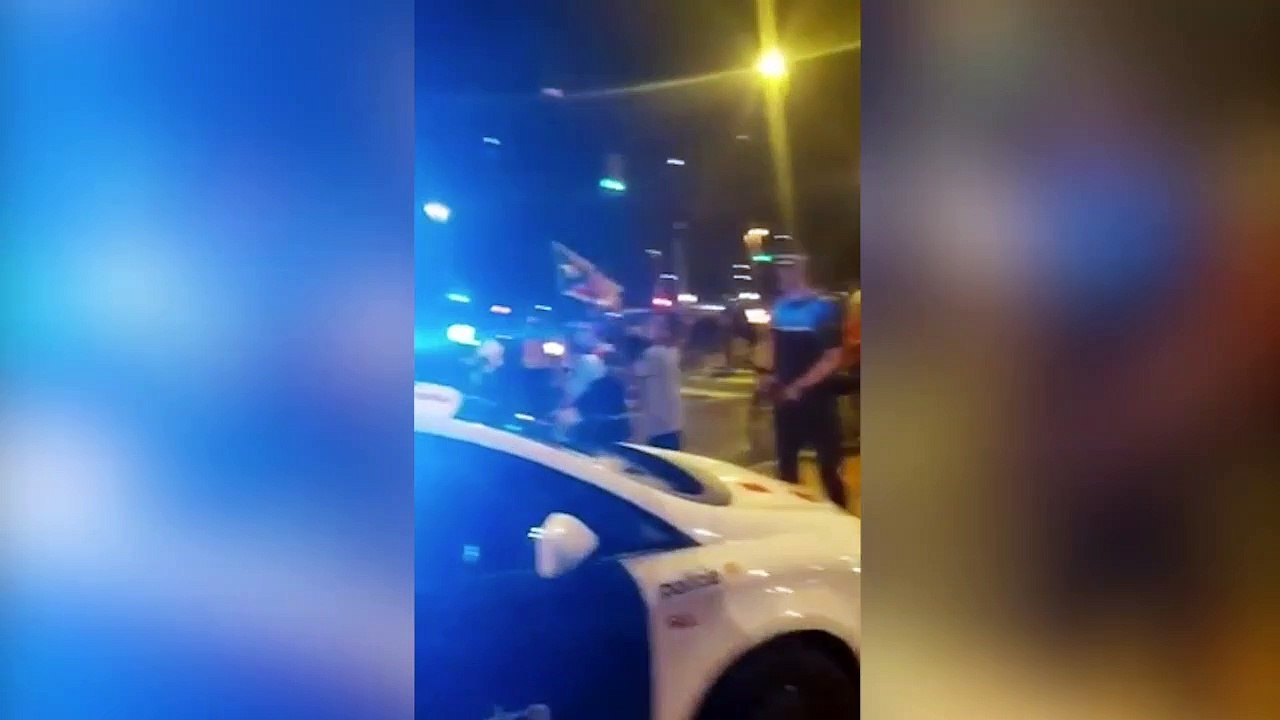 Un cubano con una bandera de España se enfrenta a un grupo de separatistas:" ¡Viva la libertad! ¡Viva España! ¡Viva el Rey!"