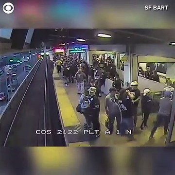 Un homme est tombé sur les voies ferrés et un employé du transport rapide en Californie lui a sauvé