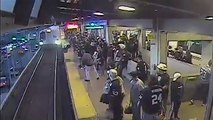 V�deo viral: Un empleado salva a este hombre borracho que cae a las v�as del metro