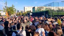 Concentrados en Barcelona ante el lugar del acto del Rey intentan bloquear la entrada a invitados