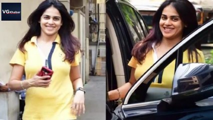 જીમ ની બહાર ક્યુટ અંદાજ માં જોવા મળી જેનેલિયા