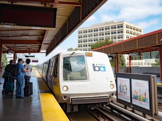 Mann fällt vor U-Bahn und wird gerade noch rechtzeitig gerettet