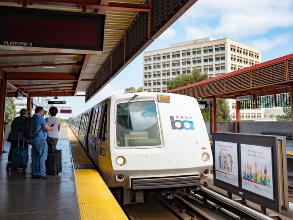 Mann fällt vor U-Bahn und wird gerade noch rechtzeitig gerettet