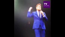 Michael Buble presenta a su hija Vida durante un recital