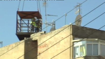 Comienza el derrumbe del edificio de Badalona afectado de aluminosis