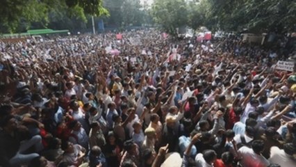 Violencia entre policías y abogados provoca protesta multitudinaria en India