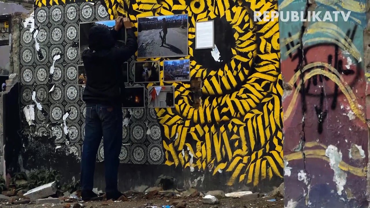 Merefleksikan Gambar di Reruntuhan