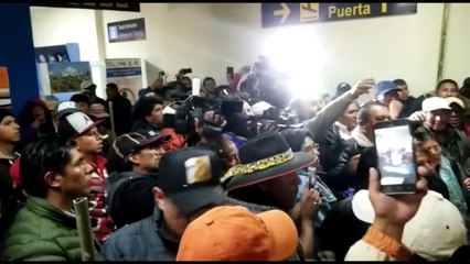 Opositor boliviano que busca forzar renuncia de Morales asediado en aeropuerto
