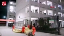 Çin'de itfaiyeci, balkondan atlamaya çalışan öğrenciyi böyle kurtardı