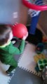 Papa empêche son fils de 4 ans de marquer tous les paniers de basketball qu'il tente !