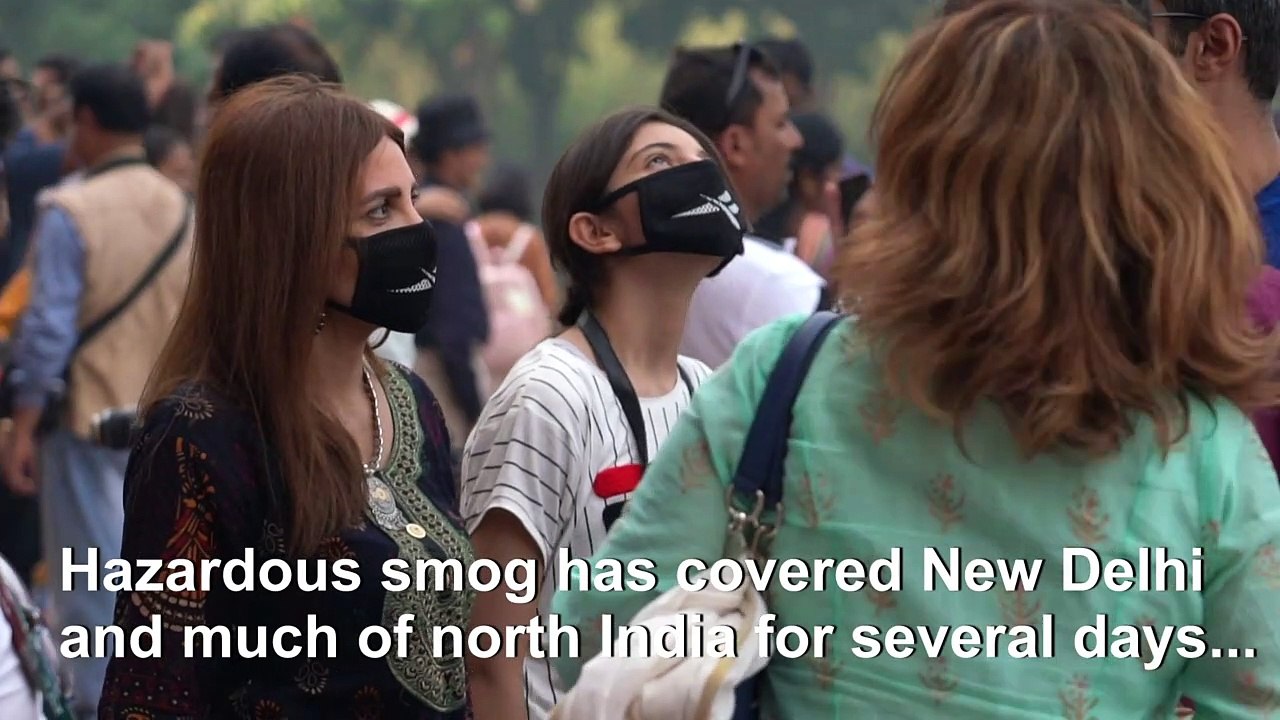 Tourists flock to Taj Mahal despite India pollution crisis