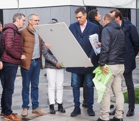 Sánchez, entre gritos de queja y piropos, en el barrio de Pajarillos