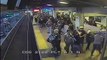 Un hombre se libra de morir arrollado por un tren al caer a las vías del metro en California