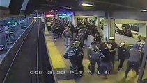 Un hombre se libra de morir arrollado por un tren al caer a las vías del metro en California