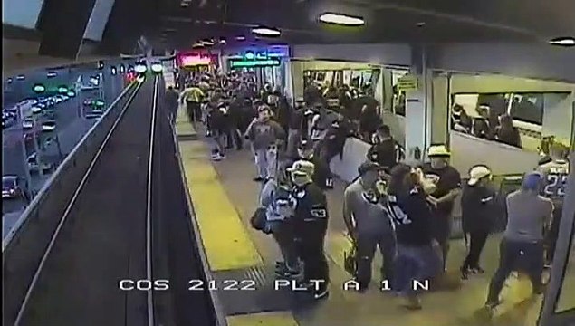 Un hombre se libra de morir arrollado por un tren al caer a las vías del metro en California