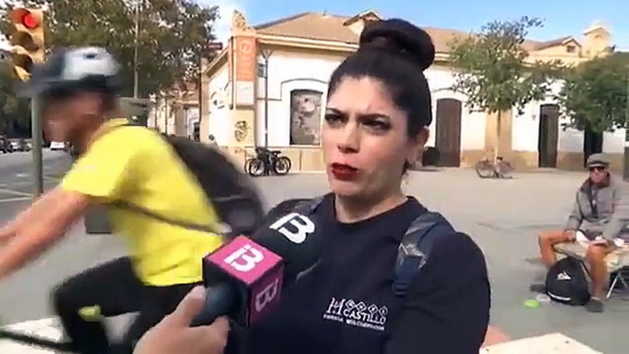 Après avoir expliqué les règles pour se déplacer en deux roues dans la rue, cette jeune femme s’est fait renverser par une voiture.
