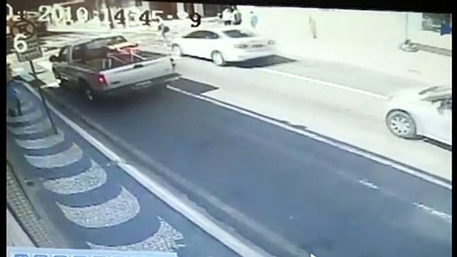 Câmeras de segurança flagram atropelamento em Ponta Grossa