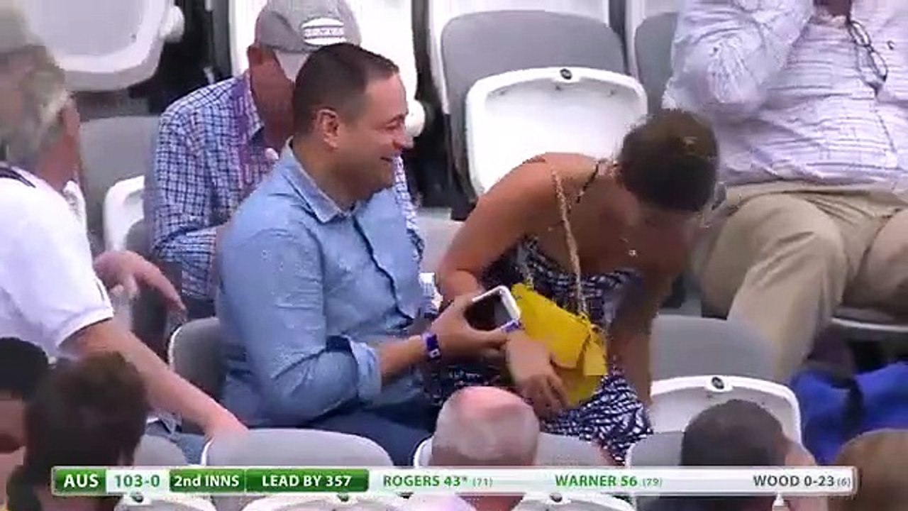 Elle va avoir la honte de sa vie en descendant les tribunes