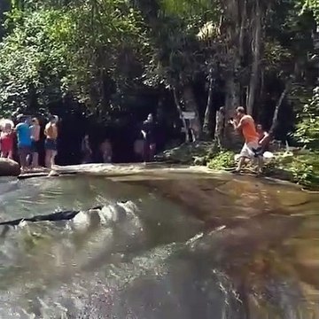 Ils s'amusent comme des fous sur une paroi rocheuse glissante !