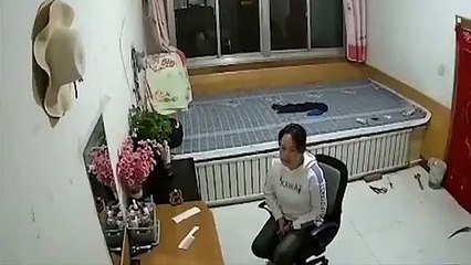 Des flammes jaillissent de sous son lit sans raison... Mysterieux