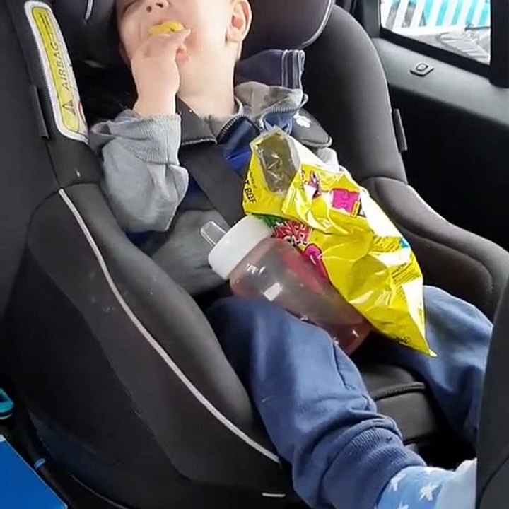 Ce petit mange des chips en dormant et les garde que pour lui