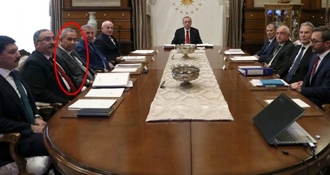 KHK bir faciadır çıkışıyla tepki çeken Arınç'la ilgili YİK toplantısında dikkat çeken görüntü