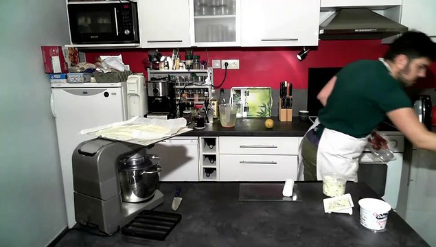 Une Pizza aux 3 fromages et jambon cru.