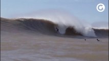 Surfista pega onda durante ressaca do mar em Aracruz