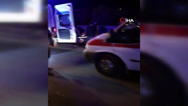 İşçi servisi yönlendirme tabelasına çarptı: 10 yaralı