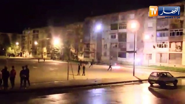 شاهد.. حرب شوارع بالألعاب النارية ليلة المولد النبوي بسكيكدة