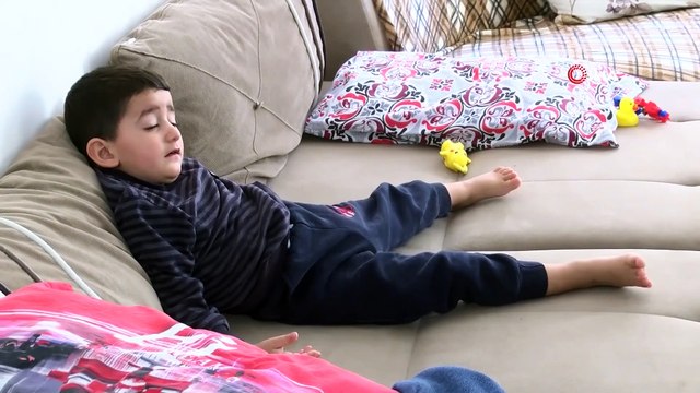 Pencerede asılı kalan çocuk ölümden döndü