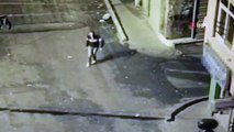 Beyoğlu’nda yabancı uyruklu şahsa silahlı saldırı kamerada