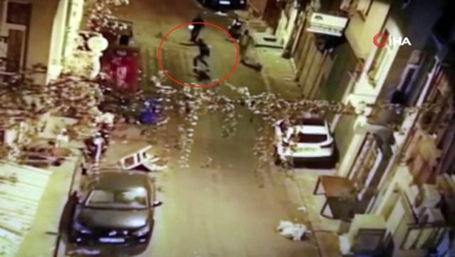Beyoğlu'nda yabancı uyruklu şahsa silahlı saldırı kamerada