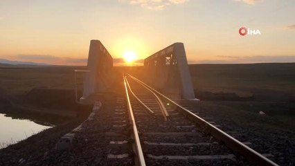 Kars'ta gökyüzü kızıla büründü