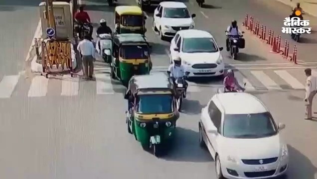 हेल्मेट न पहने युवक को पकड़ने जाता पुलिस जवान 25 फीट तक घिसटा